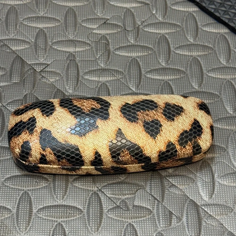 Sofia Vergara Foster Grant Leopard Print Hard Eyeglass Case Tan Black Glasses